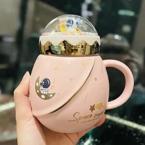 Cana cu capac tip ceainic din ceramica Pufo Travel the Space pentru cafea sau ceai, 500 ml, roz