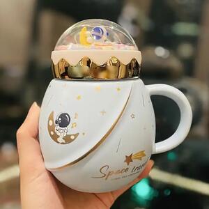 Cana cu capac tip ceainic din ceramica Pufo Travel the Space pentru cafea sau ceai, 500 ml, alb