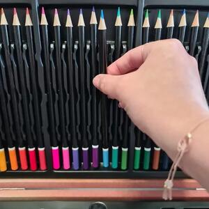 Set de pictură și desen Maaleo - 130 piese în cutie organizatoare din lemn