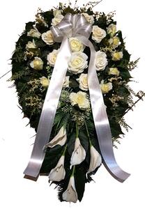 Frumoasă coroană funerară cu trandafiri artificiali și crini de cala 100cm x 60cm crem, verde