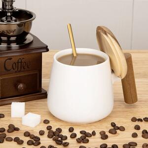 Set 4 cani cafea/ceai si lingurita, Quasar & Co.®, cu capac si maner bambus, lingurita inox, ceramica, 350 ml, alb/negru