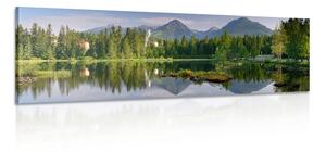 Tablou panoramă inedită a munților lângă lac