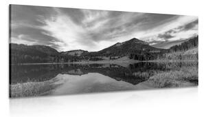 Tablou lacul sub dealuri în design alb-negru