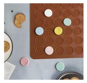 Forma din silicon pentru macaroons, 2 dimensiuni, 48 orificii, 38,5 x 28,5 x 0,3 cm, maro