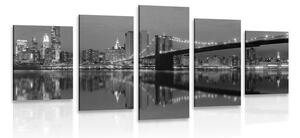 Tablou 5-piese reflexie Manhattanului în apă în design alb-negru