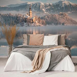 Fototapet biserica de lângă lacul Bled din Slovenia
