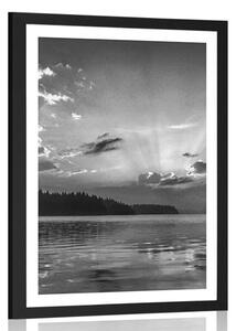 Poster cu passepartout reflecția lacului de munte în design alb-negru