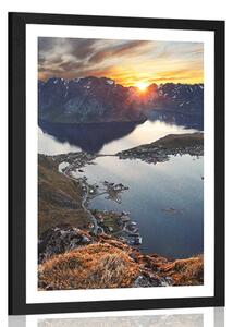 Poster cu passepartout panoramă montană fermecătoare cu apus de soare