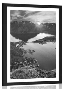 Poster cu passepartout panoramă montană fermecătoare cu apus de soare în design alb-negru