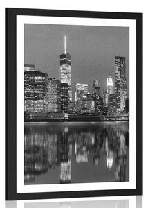 Poster cu passepartout reflecția Manhattanului în apă în design alb-negru