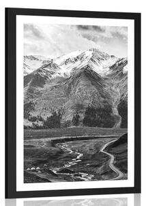 Poster cu passepartout panoramă montană frumoasă în design alb-negru