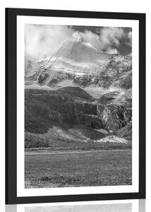 Poster cu passepartout peisaj montan maiestuos în design alb-negru