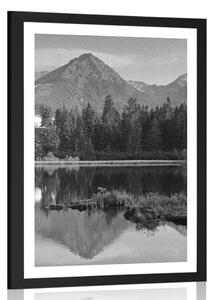 Poster cu passepartout panorama munților frumoasă lângă lac în design alb-negru