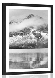 Poster cu passepartout lacul din apropierea muntelui frumos în design alb-negru
