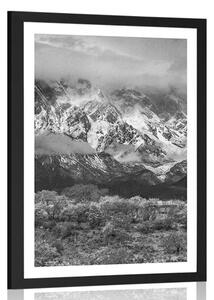 Poster cu passepartout peisaj montan unic în design alb-negru