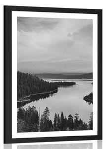 Poster cu passepartout lacul la apus de soare în design alb-negru