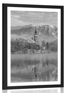 Poster cu passepartout biserică lângă lacul Bled din Slovenia în design alb-negru