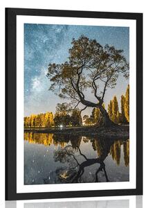 Poster cu passepartout copac sub cerul înstelat