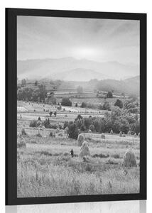 Poster grămadă de fân în munțile carpaților în design alb-negru