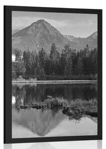 Poster panorama munților frumoasă lângă lac în design alb-negru