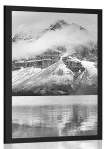 Poster lacul din apropierea muntelui frumos în design alb-negru