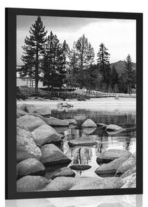Poster lacul în natură frumoasă în design alb-negru