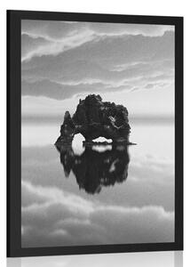 Poster stâncă sub nori în design alb-negru