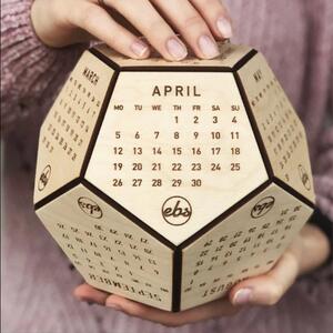 Calendar 3D din lemn