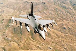 Fotografie de artă General Dynamics F-16 Falcon in flight over desert, Stocktrek, (40 x 26.7 cm)