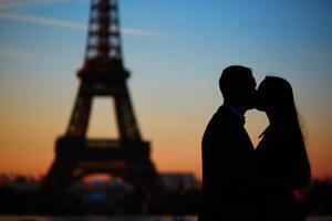 Fotografie de artă Silhouettes of romantic couple near the, encrier, (40 x 26.7 cm)