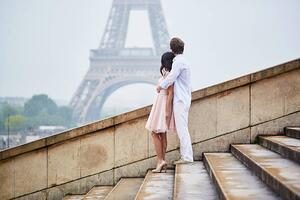 Fotografie de artă Romantic couple together in Paris, encrier, (40 x 26.7 cm)