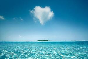 Fotografie de artă Heart shaped cloud over tropical waters, Tom Merton, (40 x 26.7 cm)