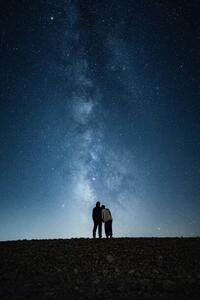 Fotografie de artă Embraced romantic couple enjoying a starry, Daniel Garrido, (26.7 x 40 cm)