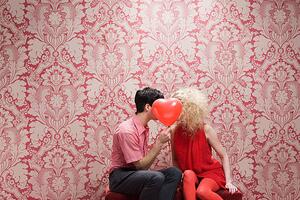 Fotografie de artă Couple behind heart shaped balloon, Image Source, (40 x 26.7 cm)