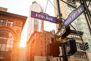 Fotografie de artă Fifth Ave and West 33rd sign in New York City, ViewApart, (40 x 26.7 cm)