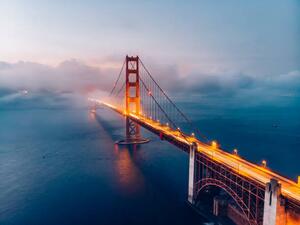 Fotografie de artă Red Golden Gate Bridge under a foggy sky (Dusk), Ian.CuiYi, (40 x 30 cm)
