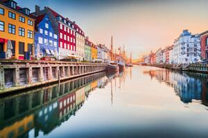 Fotografie de artă Copenhagen, Denmark. Nyhavn, Kobenhavn's iconic canal,, emicristea, (40 x 26.7 cm)