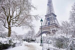 Fotografie de artă Scenic view of Eiffel tower on snowy day, encrier, (40 x 26.7 cm)