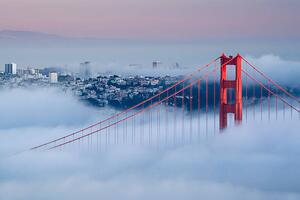 Fotografie de artă View of Golden Gate Bridge on a foggy day, fcarucci, (40 x 26.7 cm)