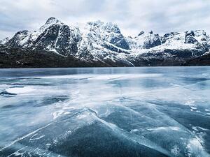 Fotografie de artă Frozen water and mountain range on background, Johner Images, (40 x 30 cm)