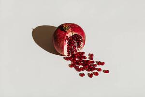 Fotografie de artă ut pomegranate on a white background., Tanja Ivanova, (40 x 26.7 cm)