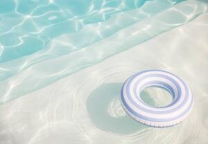 Fotografie de artă Inflatable ring in a swimming pool, mrs, (40 x 26.7 cm)