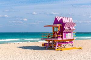 Fotografie de artă Pink lifeguard hut at South Beach, Miami, USA, Alexander Spatari, (40 x 26.7 cm)
