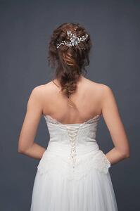 Fotografie de artă Bridal fashion. Brunette bride view from the back., different_nata, (26.7 x 40 cm)