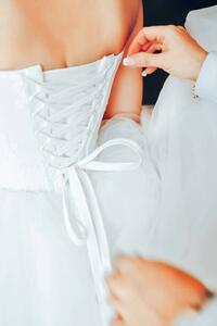 Fotografie de artă Assistant Tie a Dress to the Bride, Valery Kudryavtsev, (26.7 x 40 cm)