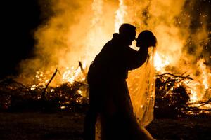 Fotografie de artă Bride and Groom silhouette with Fire behind them, Ellen LeRoy Photography, (40 x 26.7 cm)