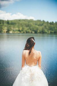 Fotografie de artă Sexy back of beautiful bride by the lake, Pekic, (26.7 x 40 cm)