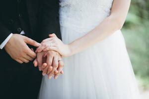 Fotografie de artă Close-Up Of Couple Holding Hands, Luke Chan, (40 x 26.7 cm)