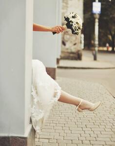 Fotografie de artă Gorgeous caucasian bride in beautiful dress, manifeesto, (30 x 40 cm)