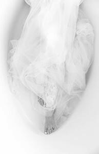 Fotografie de artă Melting female body in white dress in the bath, Victor Dyomin, (26.7 x 40 cm)